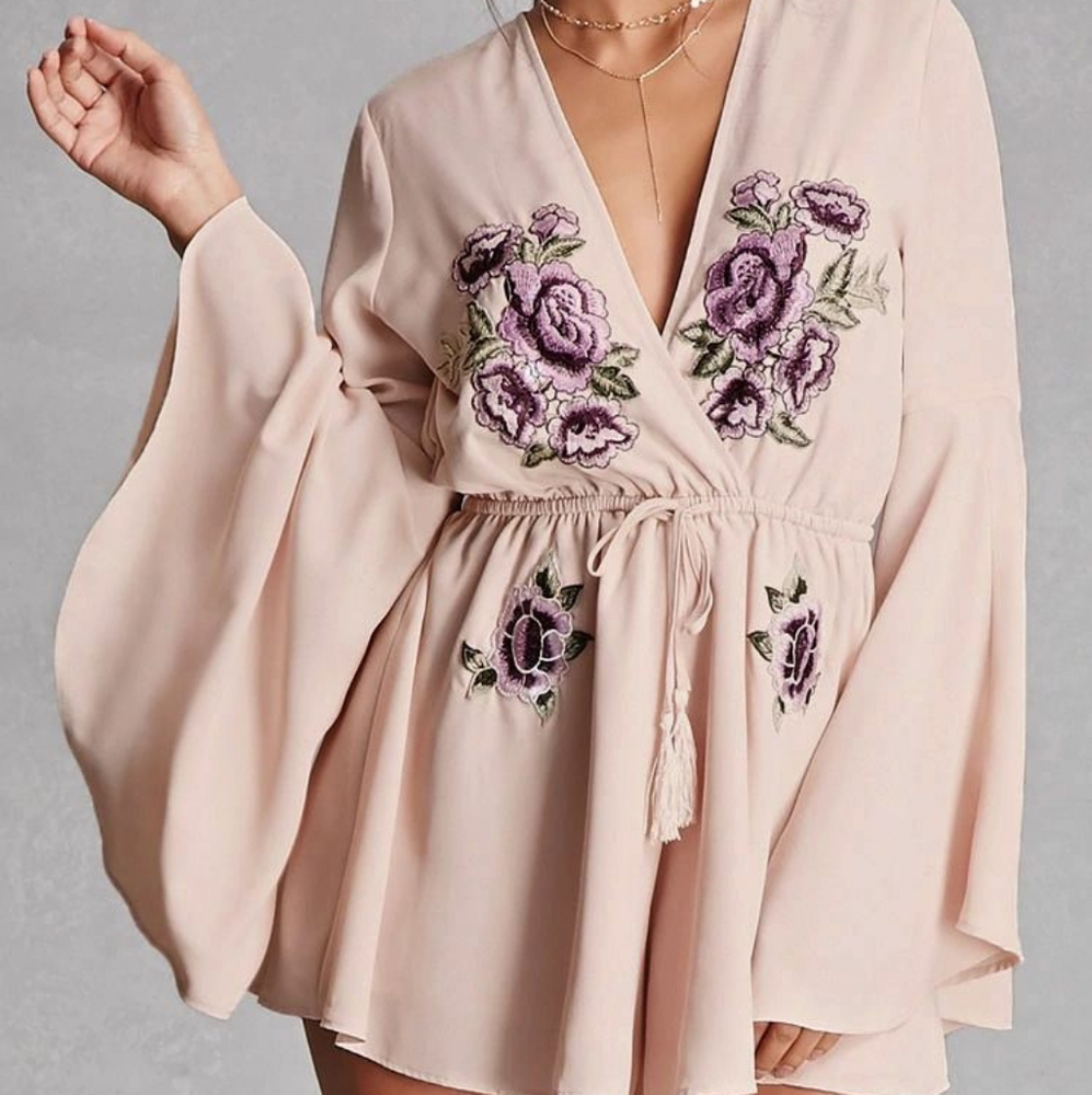 🚫 SOLD 🚫 Selfie Leslie Embroided Romper